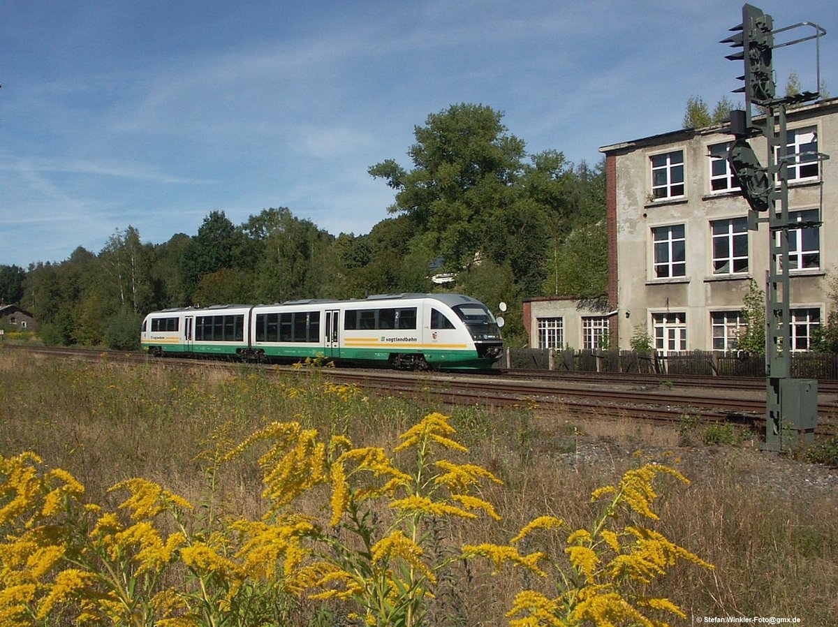 Am 31.08.2009 war ich auch schon mit der Bridgekamera in Oberkotzau und konnte den VBG Desiro auf der Fahrt nach Süden ablichten. Die Goldrute vorne macht einen farblichen Gegenpunkt zum blauen Himmel.....