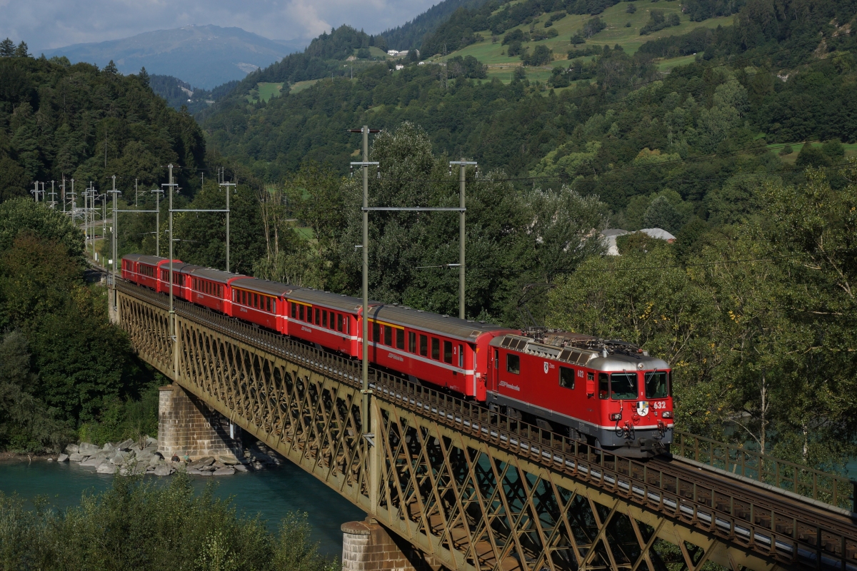 Am 31.08.2013 berquert die Ge 4/4 II 632 mit dem RE 1233 den Hinterrhein bei Reichenau-Tamins.