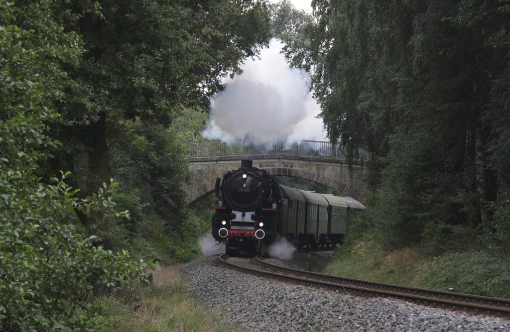 Am 31.08.2013 war die 01150 auf der nicht elektrifizierten Bahnstrecke von
Bnde aus nach Rahden unterwegs. Bei Muckum kam der stilechte Zug
in einer Waldschneise zugleich unter einer Brcke durch. Dass Olaf Teubert,
der Vater der Lok und Lokfhrer, an dieser Stelle mit geffneten Zylinder
fuhr, war fr mich ein besonderes Highlight. Dank auch noch mal an dieser
Stelle fr die nette Begrung!