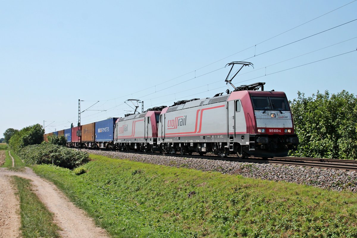 Am 31.08.2015 bespannte Beacon Rail/Crossrail 185 600-4 zusammen mit Beacon Rail/Crossrail 185 601-2 einen Containerzug (Italien - Antwerpen) bis nach Aachen West, als sie bei Hügelheim in Richtung Freiburg fuhren.