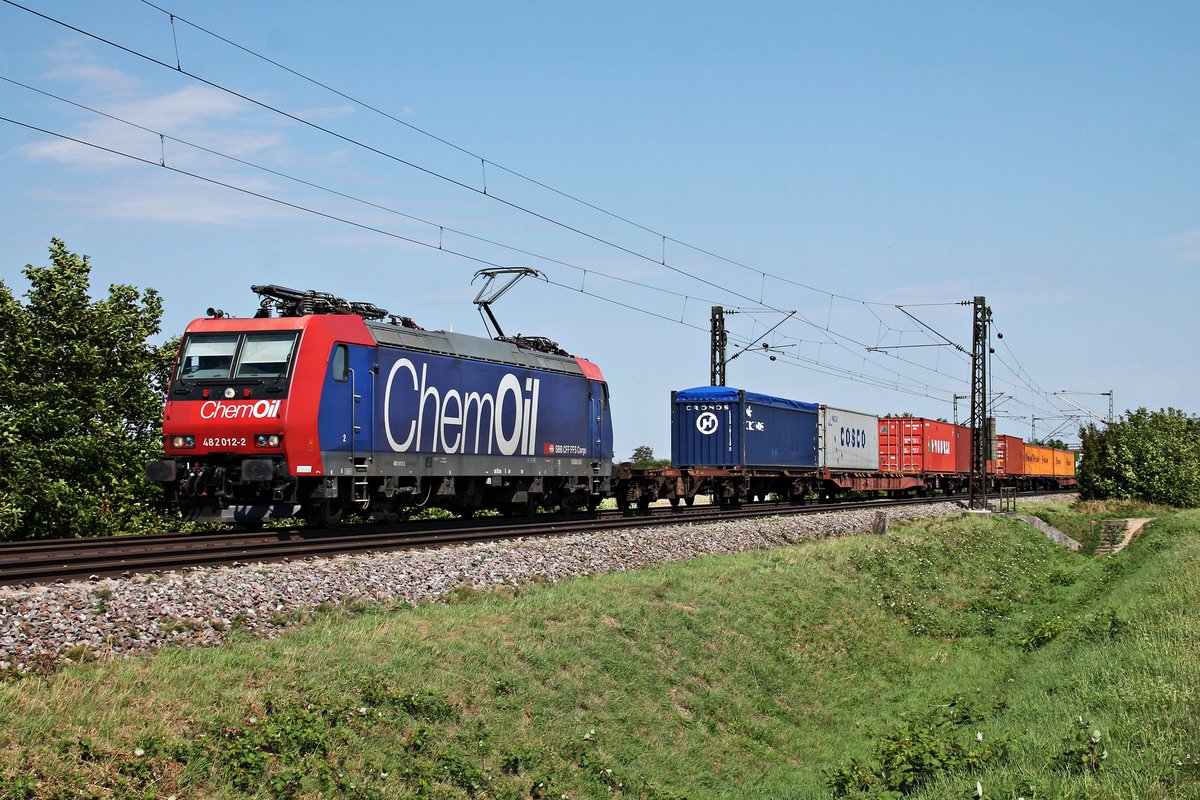 Am 31.08.2015 fuhr Re 482 012-2  ChemOil  mit einem Containerzug aus Hamburg Waltershof bei Hügelheim in Richtung Basel.