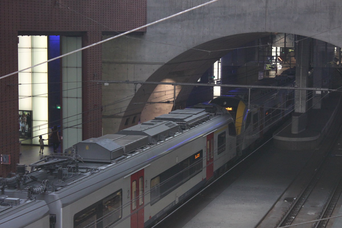 Am 31.08.2016 macht sich eine Doppeltraktion Desiro ML der Belgischen Staatsbahn in der untersten Ebene von Antwerpen Centraal auf den Weg in Richtung Brüssel.