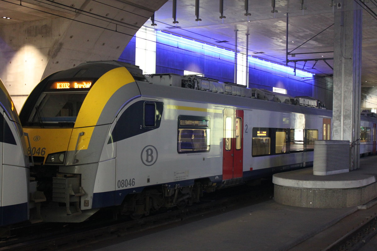 Am 31.08.2016 steht IC 3332, gebildet aus Triebwagen des Typs Desiro ML, im Bahnhof Antwerpen Centraal.