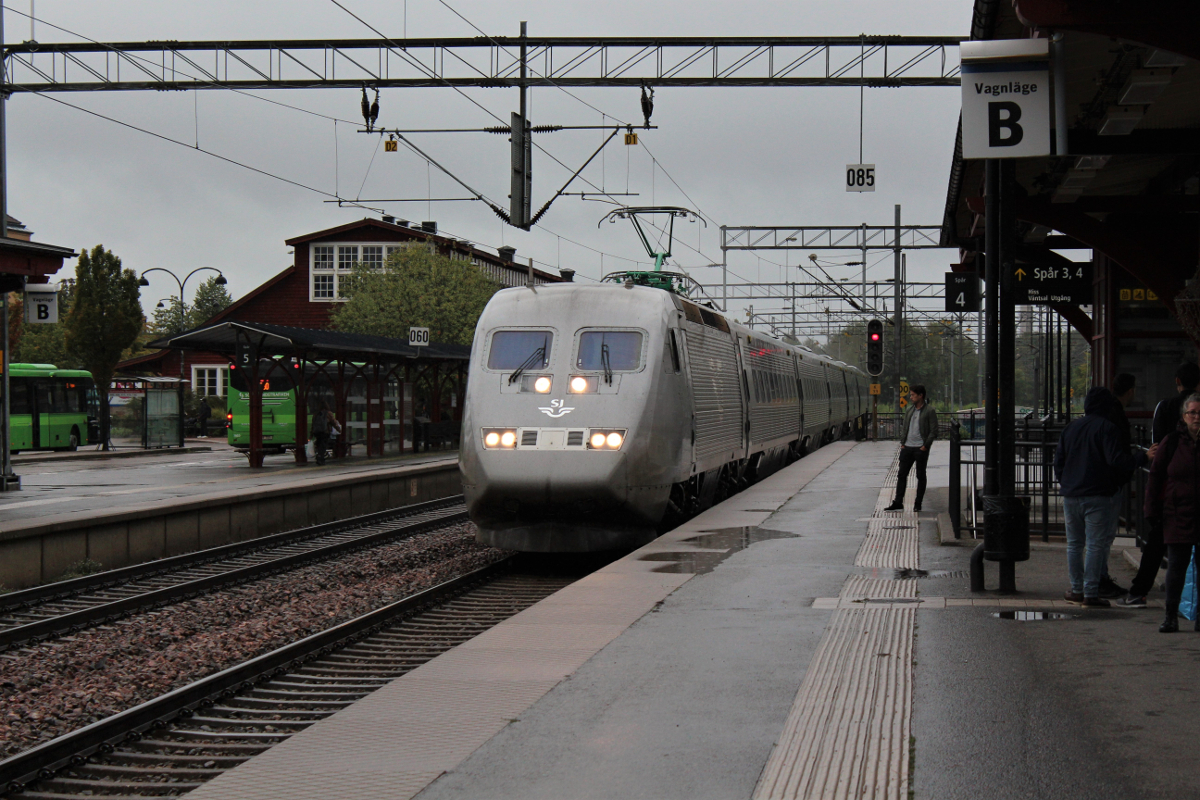Am 31.08.2018 durcheilt Snabbtåg 538 aus Kopenhagen den Bahnhof Katrineholm. Seinen Zielbahnhof Stockholm wird er nach etwa 50 min erreichen.