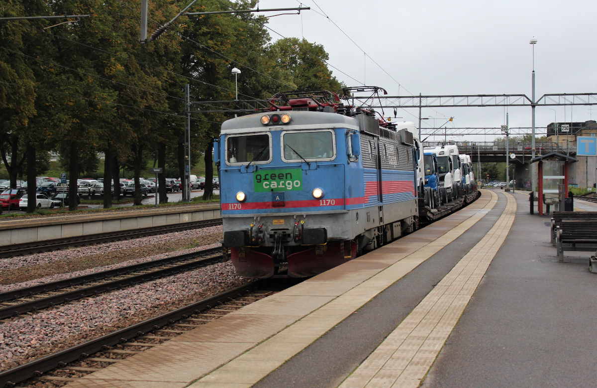 Am 31.08.2018 durchfährt die RC4 Nr.1170 mit einem Güterzug den Bahnhof Katrineholm in Richtung Göteborg.