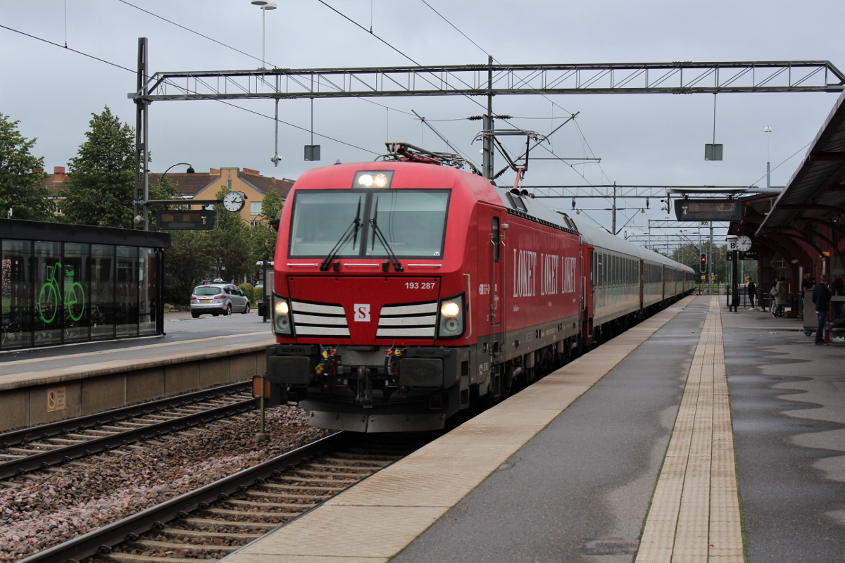 Am 31.08.2018 durchfährt der Snälltåget den Bahnhof Katrineholm auf der Fahrt von Malmö nach Stockholm.