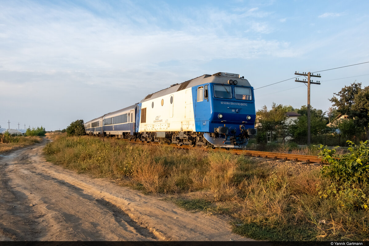 Am 31.08.2022 ist CFR Călători 64 1204 unterwegs in Richtung Constanța und konnte hier bei Tuzla, Rumänien aufgenommen werden