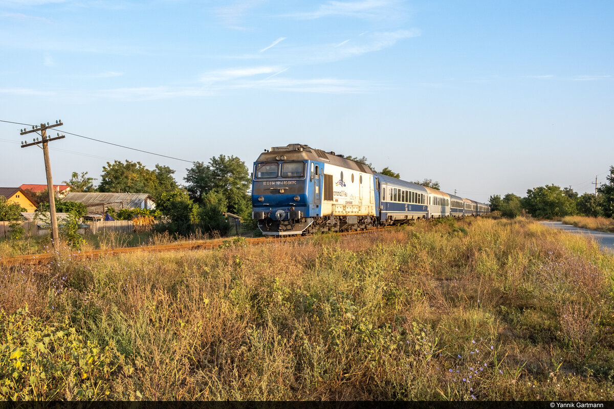 Am 31.08.2022 ist CFR Călători 64 1101 unterwegs als IRN 1941 nach Mangalia und konnte hier bei Tuzla, Rumänien aufgenommen werden