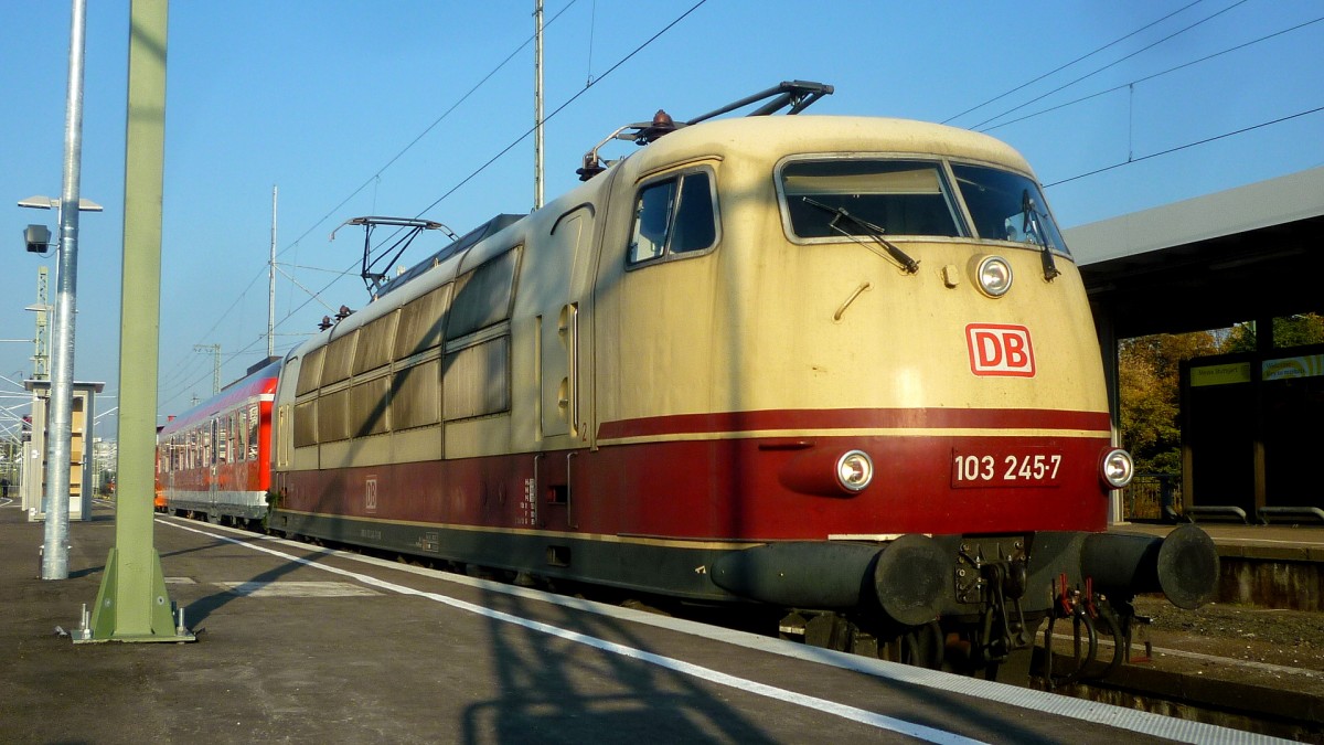 Am 31.10.11 stand die 103 245 mit einem n-Wagen im Stuttgarter Hauptbahnhof.
Die Fahrt nach Plochingen bzw. Stuttgart wurde veranstaltet, da ein Mitarbeiter des Bahnbetriebswerk nach 50 Jahren Dienst in den Ruhestand wechselte. 