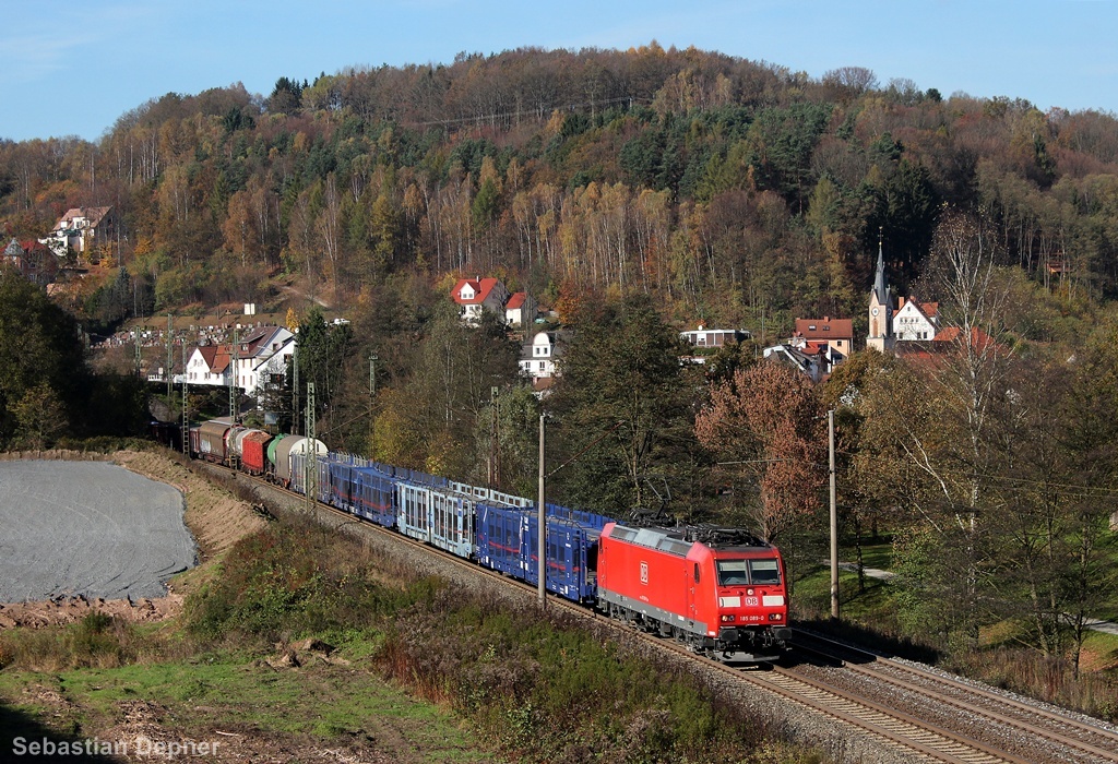 Am 31.10.13 durchfuhr eine 185 mit einem EZ den Bahnhof Heigebrcken in Richtung Wrzburg