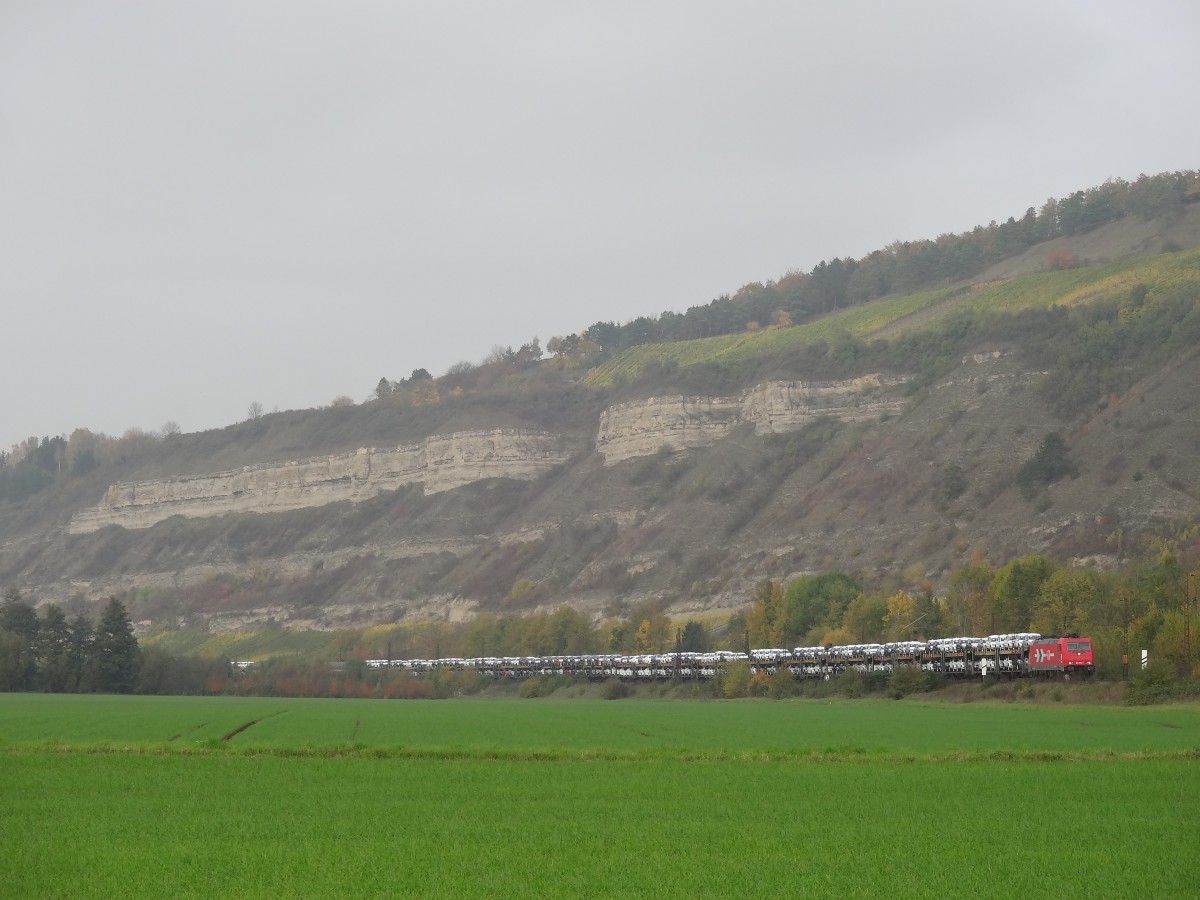 Am 31.10.14 hatte eine HGK einen Autozug am Haken. 
In wenigen Minuten durchfährt sie den Bahnhof Thüngersheim. 