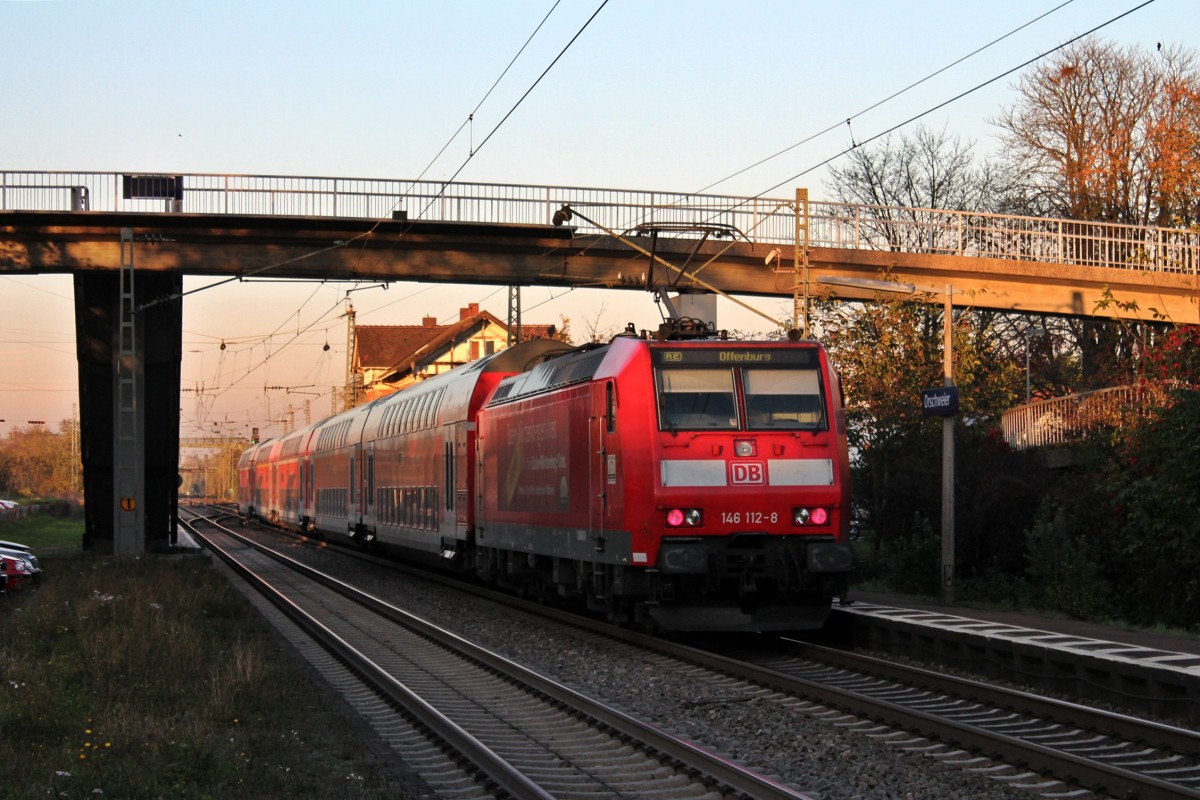Am 31.10.2013 stand die Freiburger 146 112-8  Baden-W�rttemberg erfahren  mit RE 26514 (Basel Bad Bf - Offenburg) mit +5 Min in Orschweier und wartet auf die Abfahrt in Richtung Lahr.
