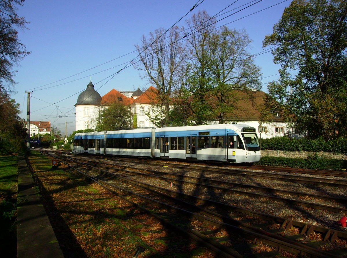 Am 31.10.2013 verlie Saarbahn-Tw 1018 den heimatlichen Schuppen um ber Ettlingen West zum Karlsruher Hauptbahnhof zu fahren. Nachschuss beim Wechsel ins Gegengleis vor dem Schloss. 