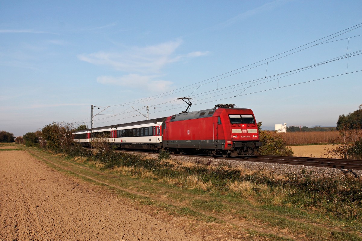 Am 31.10.2014 bespannte die 101 055-2 den EC 9 (Hamburg Altona - Zürich HB), als sie südlich von Buggingen in Richtung Basel fuhr.