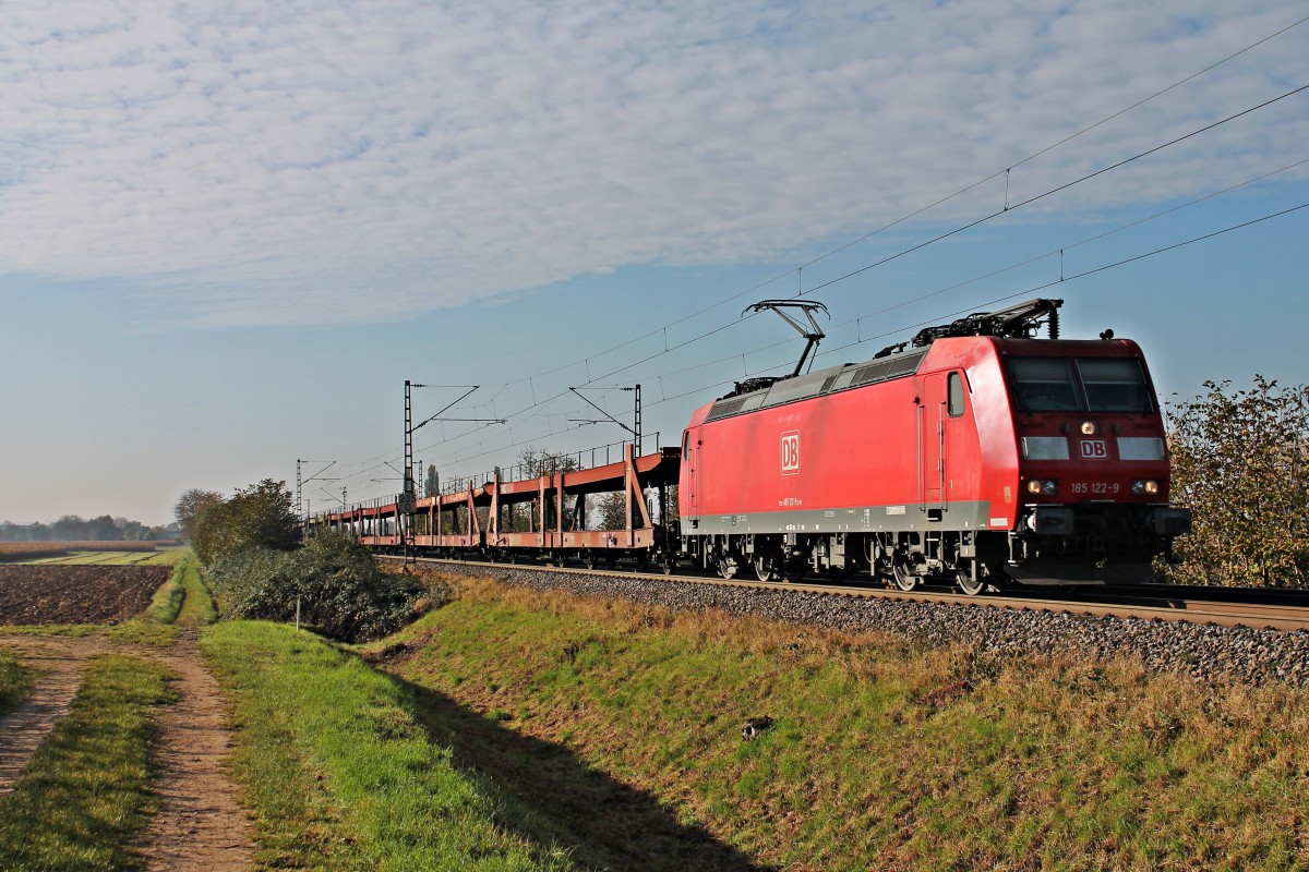 Am 31.10.2014 brachte die Mannheimer 185 122-9 einen leeren Autotransportzug von der Schweizer Grenze nach Offenburg Gbf. Hier ist sie mit ihrem leichten Zug nördlich von Müllheim (Baden) bei Hügelheim.
