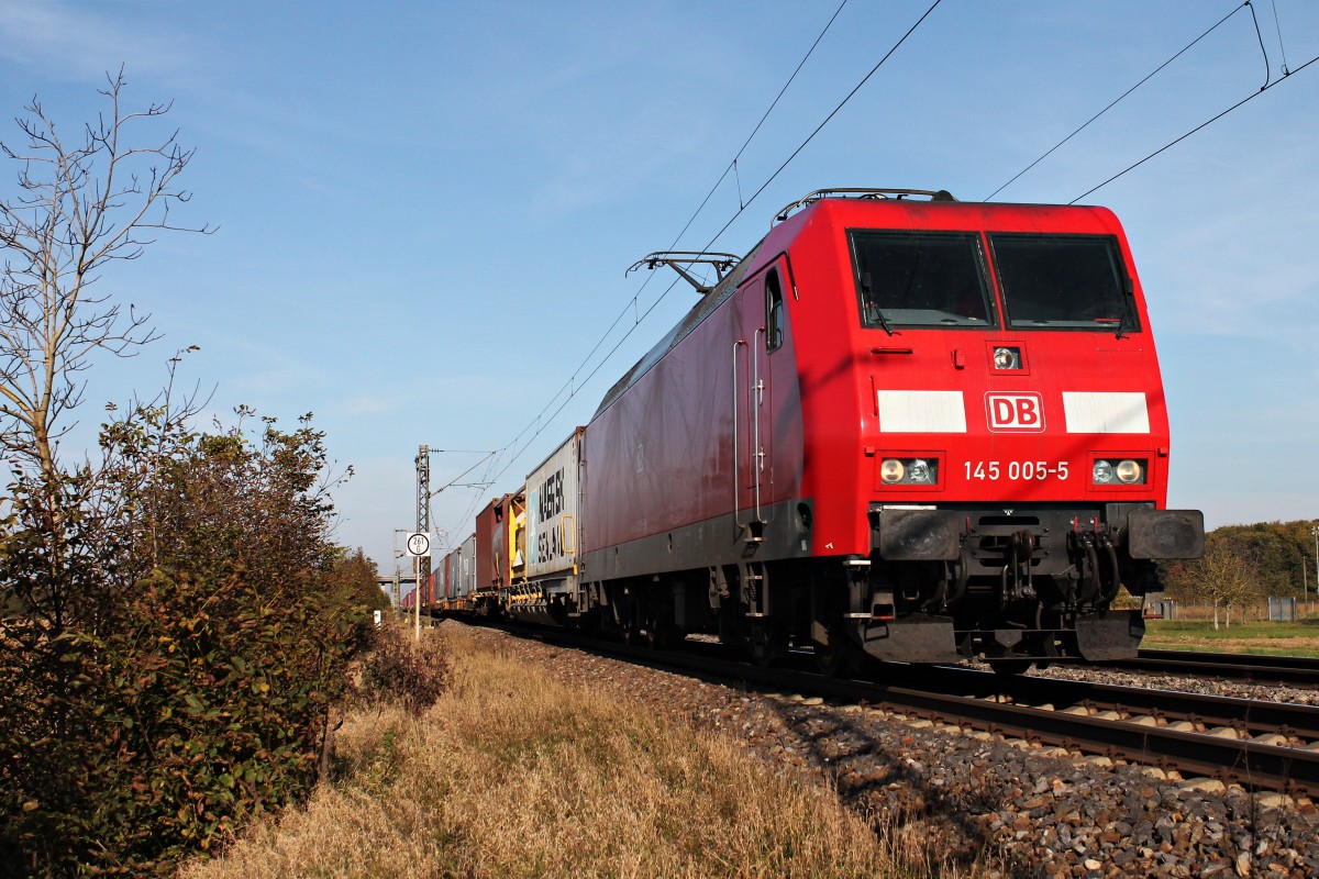 Am 31.10.2014 fuhr 145 005-5 mit einem bunten Kistenzug bei Hügelheim auf der KBS 703 in Richtung Basel.