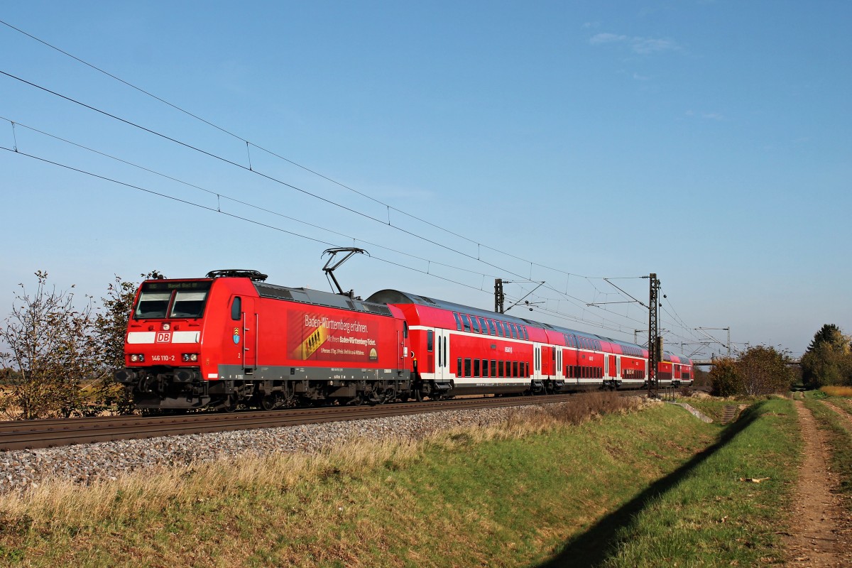 Am 31.10.2014 fuhr 146 110-2  Baden Württemberg erfahren/Müllheim (Baden)  mit einem RE (Offenburg - Basel Bad Bf) bei Hügelheim ihrem nächsten Zwischenhalt in Müllheim (Baden) entgegen.