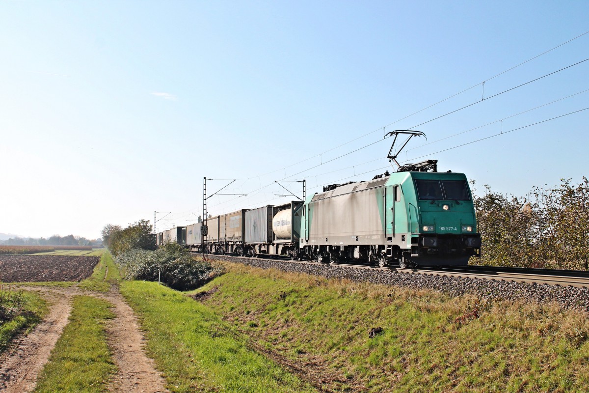 Am 31.10.2014 fuhr 185 577-4, welche zu diesem Zeitpunkt noch für Crossrail fuhr, mit einem Containerzug (Italien - Antwerpen) bei Hügelheim in Richtung Freiburg. Die 185 577-4 bespannte den zug bis nach Aachen West, wo sie den zug an eine Class 66 von Crossrail abgegeben hat.