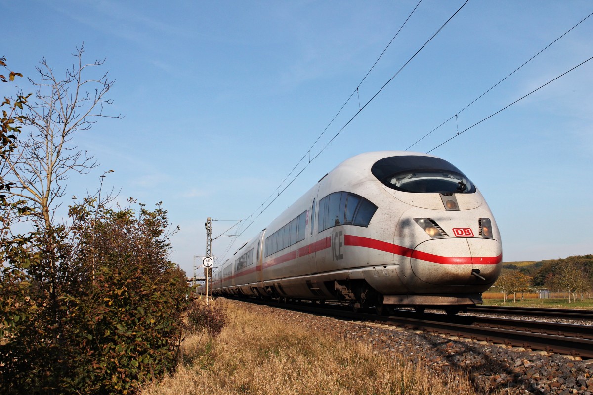 Am 31.10.2014 fuhr 406 054-7 als ICE 105 (Amsterdam Centraal - Basel SBB) zusammen mit 403 024-3  Fürth  als ICE 505 (Köln Hbf - Basel SBB) bei Hügelheim ihrem vorletzten Zwischenhalt in Basel Bad Bf entgegen.