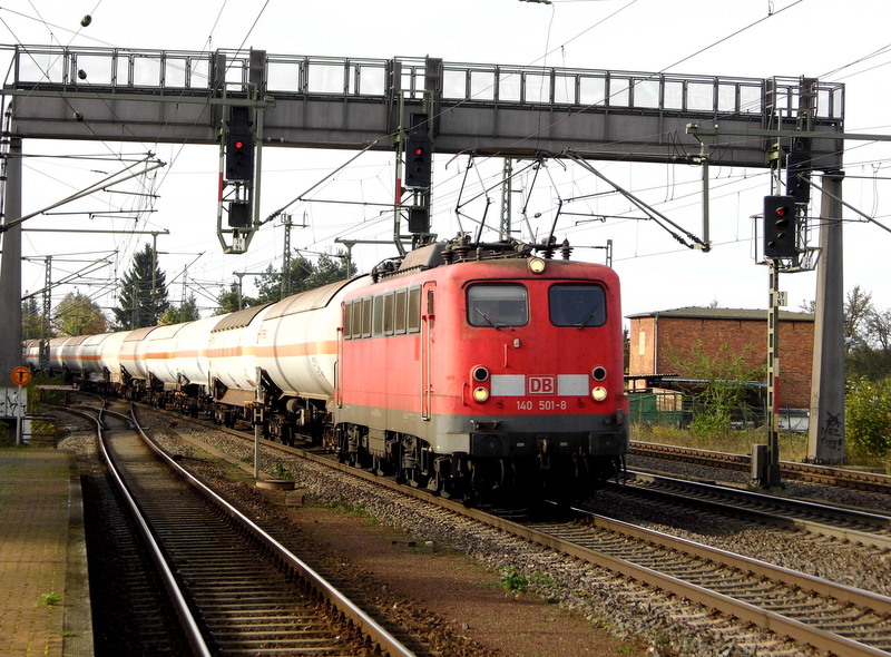 Am 31.10.2014 kam die 140 501-8 von der DB aus Richtung Braunschweig nach Niederndodeleben und fuhr weiter in Richtung Magdeburg .