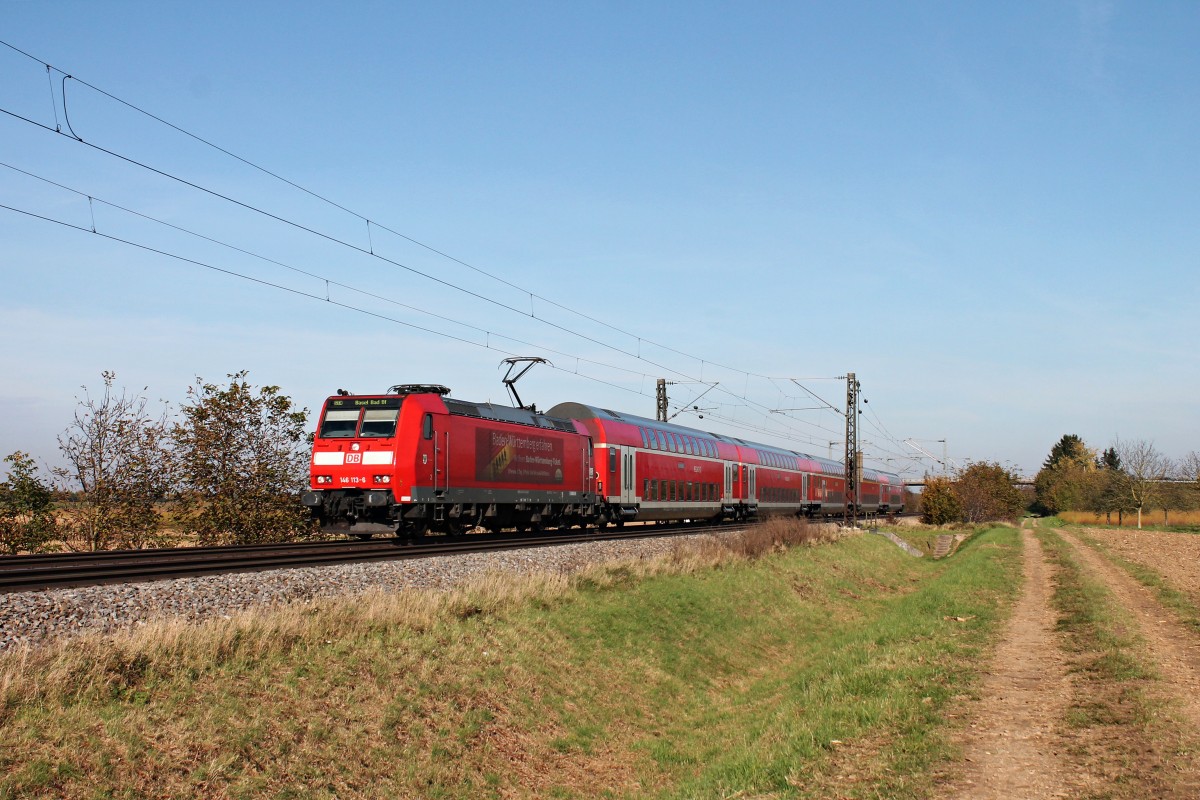 Am 31.10.2014 kam die Freiburger 146 113-6  Baden Württemberg erfahren/Ortenaukreis  mit einem RE (Offenburg - Basel Bad Bf) bei Hügelheim vorbei, als sie in den Bahnhof von Müllheim (Baden) in Kürze einfahren wird.