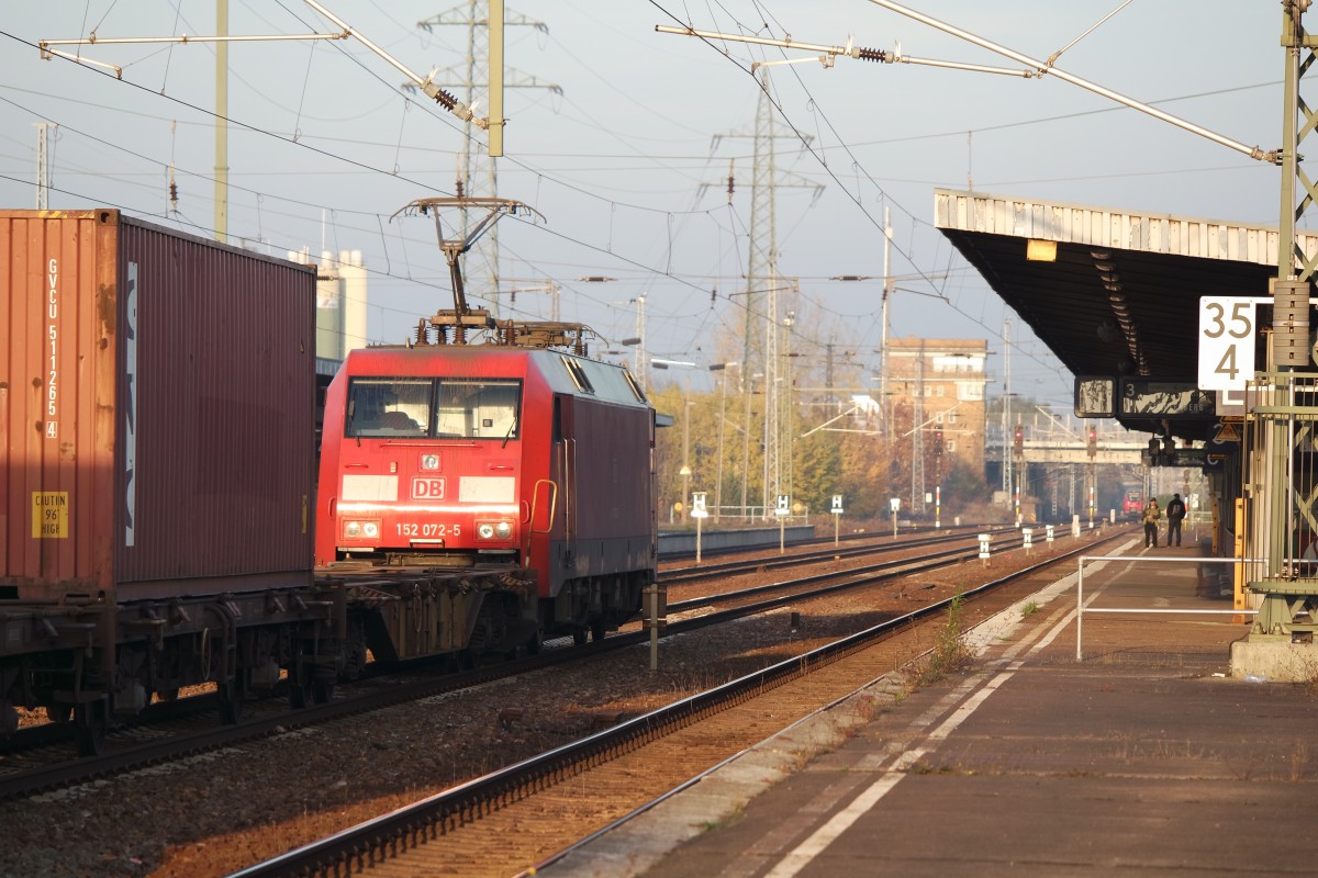 Am 31.10.2015 fuhr 152 072 mit einem Containerzug am Haken durch Berlin Schönefeld.