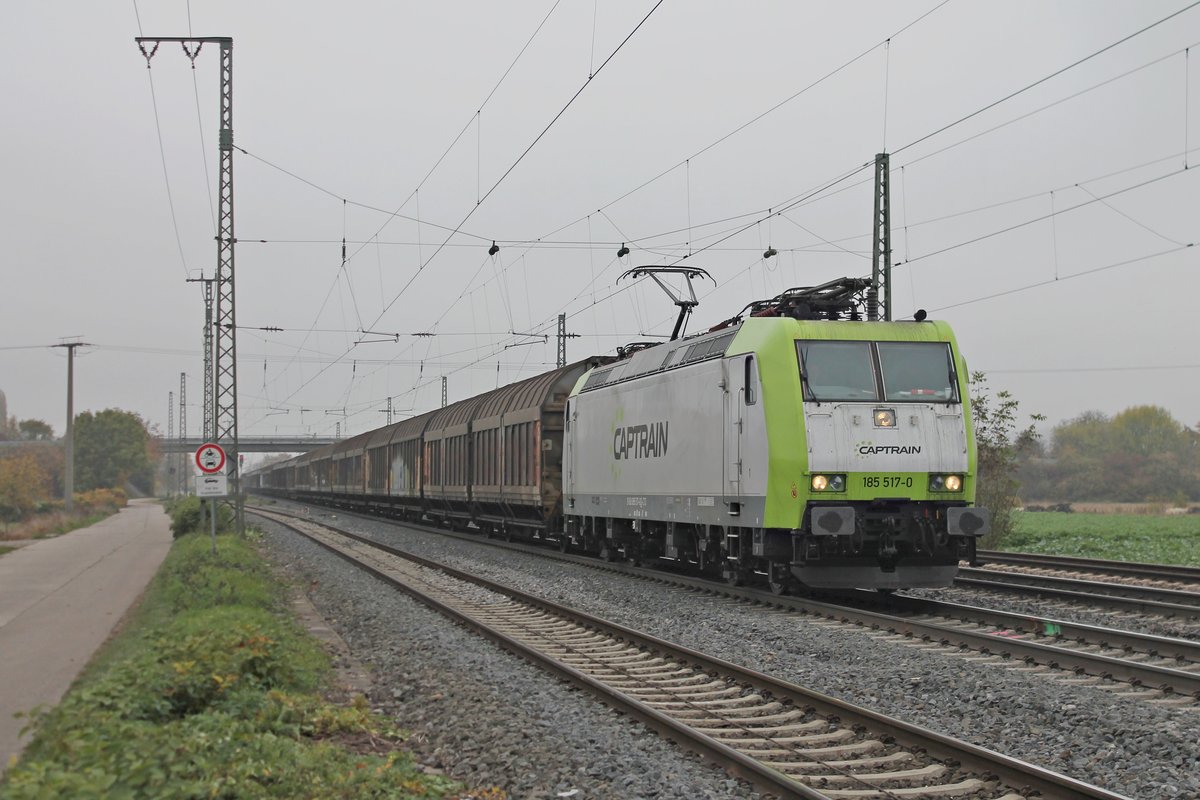 Am 31.10.2016 bespannte CTD 185 517-0 einen Papierzug (Malmö - Dortmund - Modena) auf dem Stück von Dortmund bis an die Schweizer Grenze, als sie durch den Bahnhof von Müllheim (Baden) fuhr.