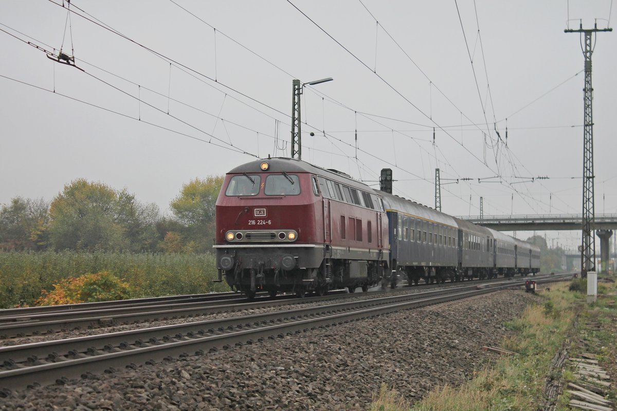 Am 31.10.2016 fuhr 216 224-6 mit dem DPE 13481 (Zürich HB - Nürnberg Hbf)von Basel bis zum Zielbahnhof wieder von der Schweiz zurück. Hier war sie bei Müllheim (Baden) in Richtung Freiburg (Breisgau) unterwegs.