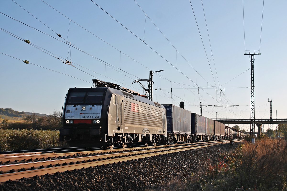 Am 31.10.2017 fuhr MRCE/SBBCI ES 64 F4-288 (189 288-4)  SBB Cargo International  mit einem  P&O -Containerzug nördlich von Müllheim (Baden) durchs Markgräflerland in Richtung Freiburg (Breisgau).