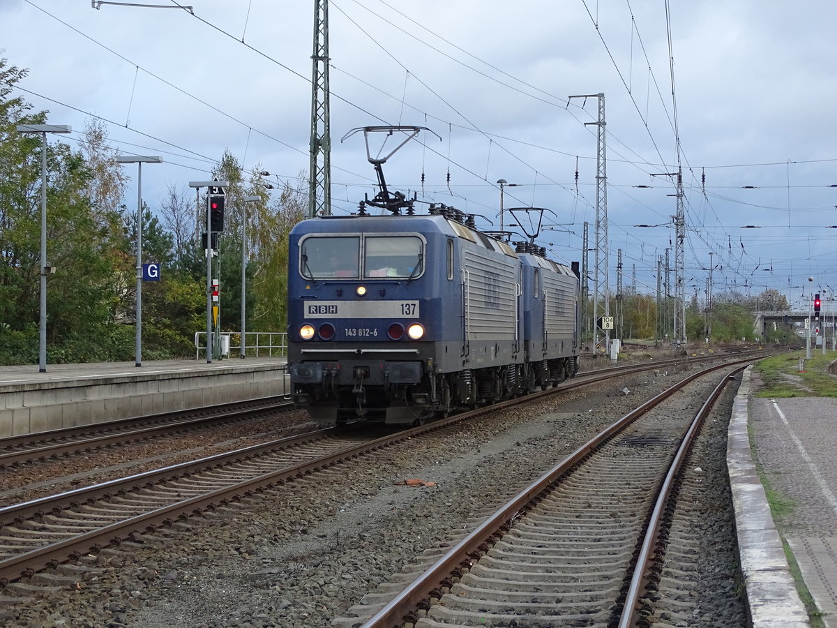 Am 31.10.2017 kamen die 143 812(RBH 137)&143 040(RBH 127) Lz aus Richtung Berlin nach Stendal und fuhr weiter in Richtung Uelzen. 