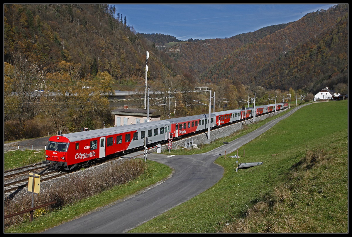 Am 31.10.2018 war IC719 mit einer Ersatzgarnitur unterwegs.Mit dem Steuerwagen 80-73 216 an der Zugspitze fährt der Zug zwischen Bruck/Mur und Pernegg Richtung Süden.
