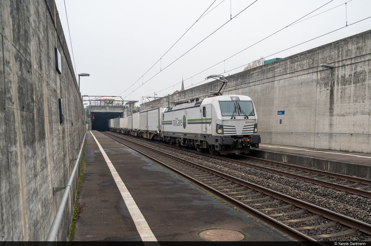 Am 31.10.2020  ist Railcare Rem 476 456  Genève  in der kaum angefahrenen Station Concise aufgenommen worden.