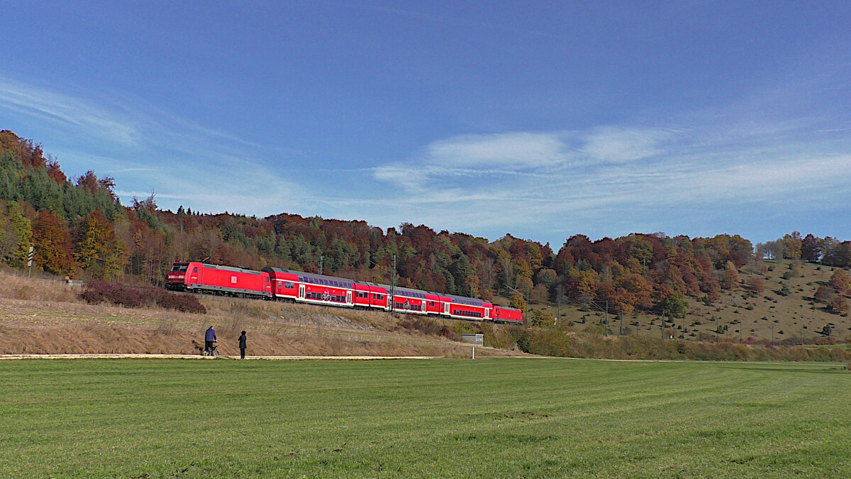 Am 31.10.2021 waren 146 203 und eine weitere Schwesterlok am RE5 zwischen Ulm und Stuttgart anzutreffen. Das Gespann f�hrt hier gerade durch Urspring.