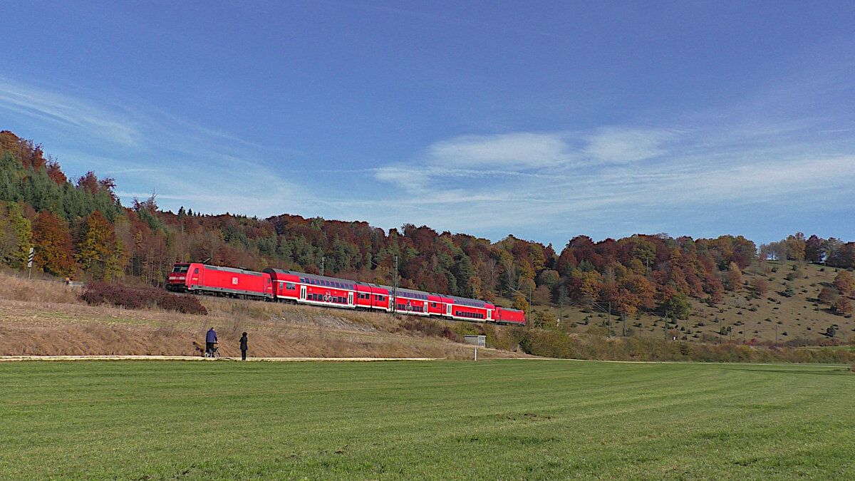 Am 31.10.2021 waren 146 203 und eine weitere Schwesterlok am RE5 zwischen Ulm und Stuttgart anzutreffen. Das Gespann fhrt hier gerade durch Urspring.