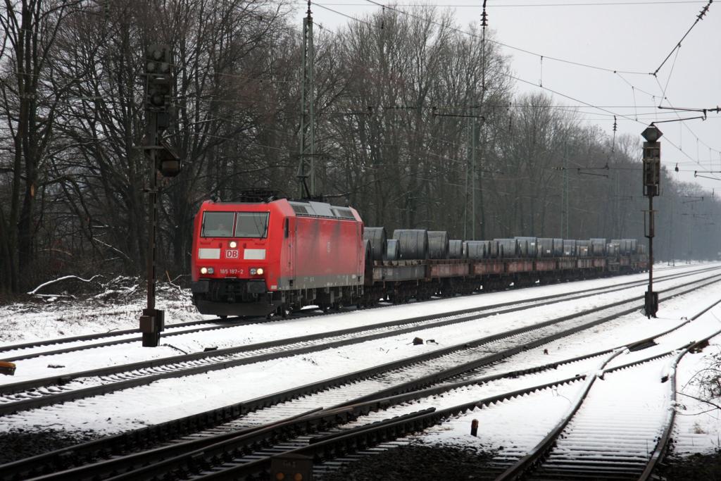 Am 31.1.2015 musste 18187 mit ihrem Coilzug um 9.39 Uhr in die Ausweiche, um wenig später im Bahnhof Natrup - Hagen den HKX nach Köln vorbei zu lassen.