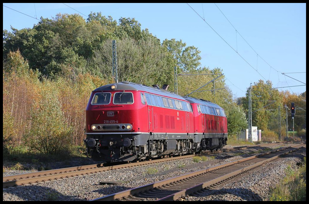 Am 3.11.2020 war das EfW Pärchen 218455-4 und 215027-4 auf der Rollbahn in Richtung Münster unterwegs. Um 12.02 Uhr brummten die Beiden hier durch den ehemaligen Bahnhof Vehrte.