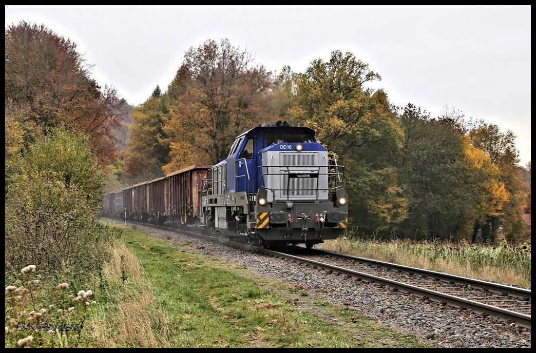 Am 3.11.2021 war überraschend diese DE 18 von Vossloh auf der Werksbahn von Hasbergen nach Georgsmarienhütte unterwegs. Ansonsten sind derzeit Class 66 Lokomotiven der Standard.
Die DE 18 hatte an der Steigung beim Augustaschacht mit ihren 27 beladenen Wagen um 15.26 Uhr arge Mühe. Der Lokführer war mächtig am Sanden, was man an der den Zug begleitenden Staubwolke deutlich sehen kann. 