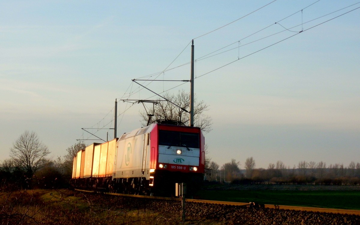 Am 31.12.2013 kam 185 598 mit einem Containerzug aus Richtung Uelzen nach Stendal.