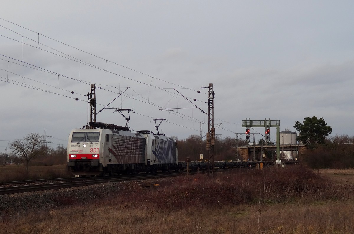 Am 3.1.14 kam der (vollbeladene) EKOL von Köln Eifeltor in Richtung München bei Wiesental vorbei.
Zugloks waren 189 901 und 185 662.