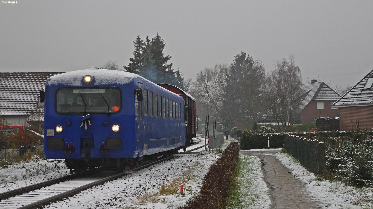 Am 3.12.17 fuhr der ehem. ETA 515 523-9, jetzt 686 002-6  Nessel  (95 80 0686 002-6 D-NEG) der  Schienenflotte GmbH im Auftrag der Verdener Eisenbahnfreunde - Kleinbahn Verden - Walsrode e.V die angekündigten sonderfahrten zum Nikolaus (3.12.17 & 10.12.17) von Verden nach Stemmen und umgekehrt.
Führ sonstiege zwecke wurde der  Gw3  06-26-33 (49 80 1 200 177-8 D-VEF) mitgenommen.
Hier kurtz vor dem Hp. Verden-Eitze als Zug 20.
Der 1960 bei Orenstein & Koppel - Arthur Koppel AG gebaute Elektrotriebwagen mit Akkuantrieb (ETA) wurde 1996 durch die Regental Bahnbetriebs-GmbH umgebaut auf Dieselantrieb, somit ist er einer von zwei Umbau-ETA.
Der Fahrplan der  VEF  ist hier http://www.kleinbahnexpress.de/ zu finden.
Die Web-Presentz der Schienenflotte hier http://www.schienenflotte.de/