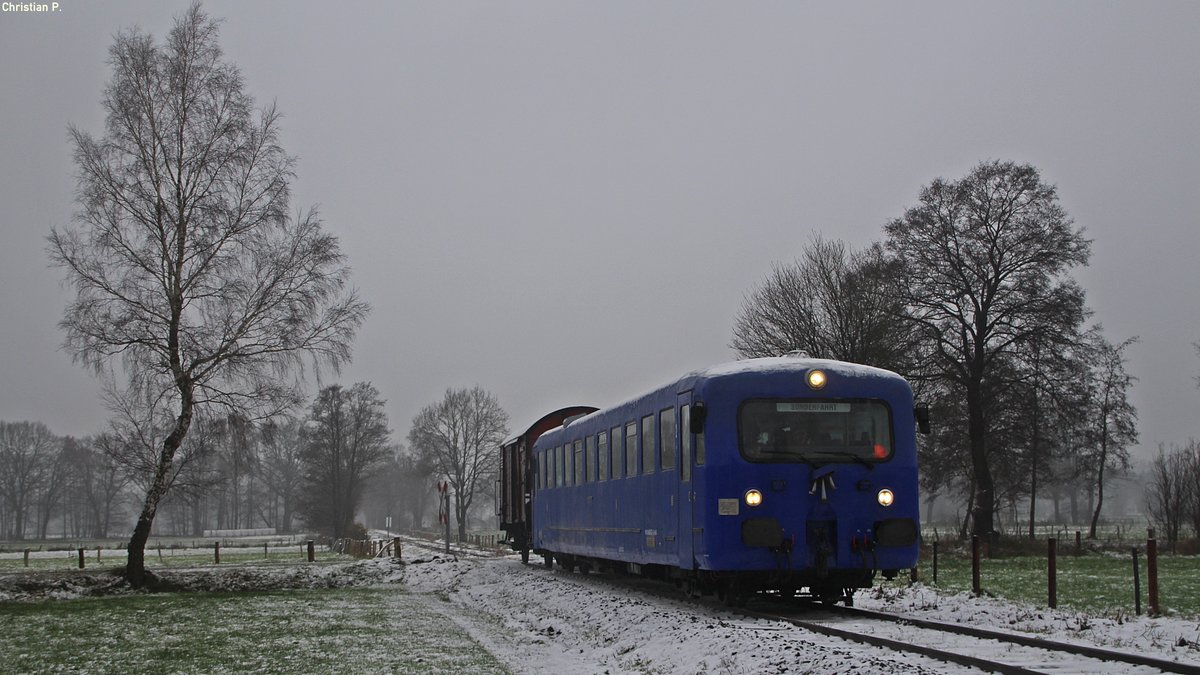 Am 3.12.17 fuhr der ehem. ETA 515 523-9, jetzt 686 002-6  Nessel  (95 80 0686 002-6 D-NEG) der  Schienenflotte GmbH im Auftrag der Verdener Eisenbahnfreunde - Kleinbahn Verden - Walsrode e.V die angekündigten sonderfahrten zum Nikolaus (3.12.17 & 10.12.17) von Verden nach Stemmen und umgekehrt.
Hier bei Neddenaverbergen befindlich, als Zug 20.
Führ sonstiege zwecke wurde der  Gw3  06-26-33 (49 80 1 200 177-8 D-VEF) mitgenommen.
Der 1960 bei Orenstein & Koppel - Arthur Koppel AG gebaute Elektrotriebwagen mit Akkuantrieb (ETA) wurde 1996 durch die Regental Bahnbetriebs-GmbH umgebaut auf Dieselantrieb, somit ist er einer von zwei Umbau-ETA.
Der Fahrplan der  VEF  ist hier http://www.kleinbahnexpress.de/ zu finden.
Die Web-Presentz der Schienenflotte hier http://www.schienenflotte.de/