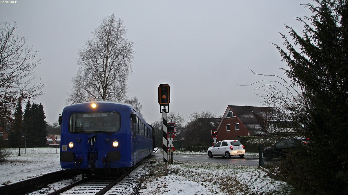 Am 3.12.17 fuhr der ehem. ETA 515 523-9, jetzt 686 002-6  Nessel  (95 80 0686 002-6 D-NEG) der Schienenflotte GmbH im Auftrag der Verdener Eisenbahnfreunde - Kleinbahn Verden - Walsrode e.V die angekündigten sonderfahrten zum Nikolaus (3.12.17 & 10.12.17) von Verden nach Stemmen und umgekehrt. Am Ortsende von Verden-Eitze passiert der VT auf Sonderfahrt als Zug 20 die Blinklichtanlage vor dem Hp. Verden-Eitze.
Führ sonstiege zwecke wurde der  Gw3  06-26-33 (49 80 1 200 177-8 D-VEF) mitgenommen. 
Der 1960 bei Orenstein & Koppel - Arthur Koppel AG gebaute Elektrotriebwagen mit Akkuantrieb (ETA) wurde 1996 durch die Regental Bahnbetriebs-GmbH umgebaut auf Dieselantrieb, somit ist er einer von zwei Umbau-ETA. 
Der Fahrplan der  VEF  ist hier <a href= http://www.kleinbahnexpress.de/  rel= nofollow >www.kleinbahnexpress.de/</a> zu finden. 
Die Web-Presentz der Schienenflotte hier <a href= http://www.schienenflotte.de/  rel= nofollow >www.schienenflotte.de/</a>

!!! Der Standort (legal zugänglich !) wurde mit dem Zugpersonal abgesprochen, und mit Warnbekleidung betreten !!!