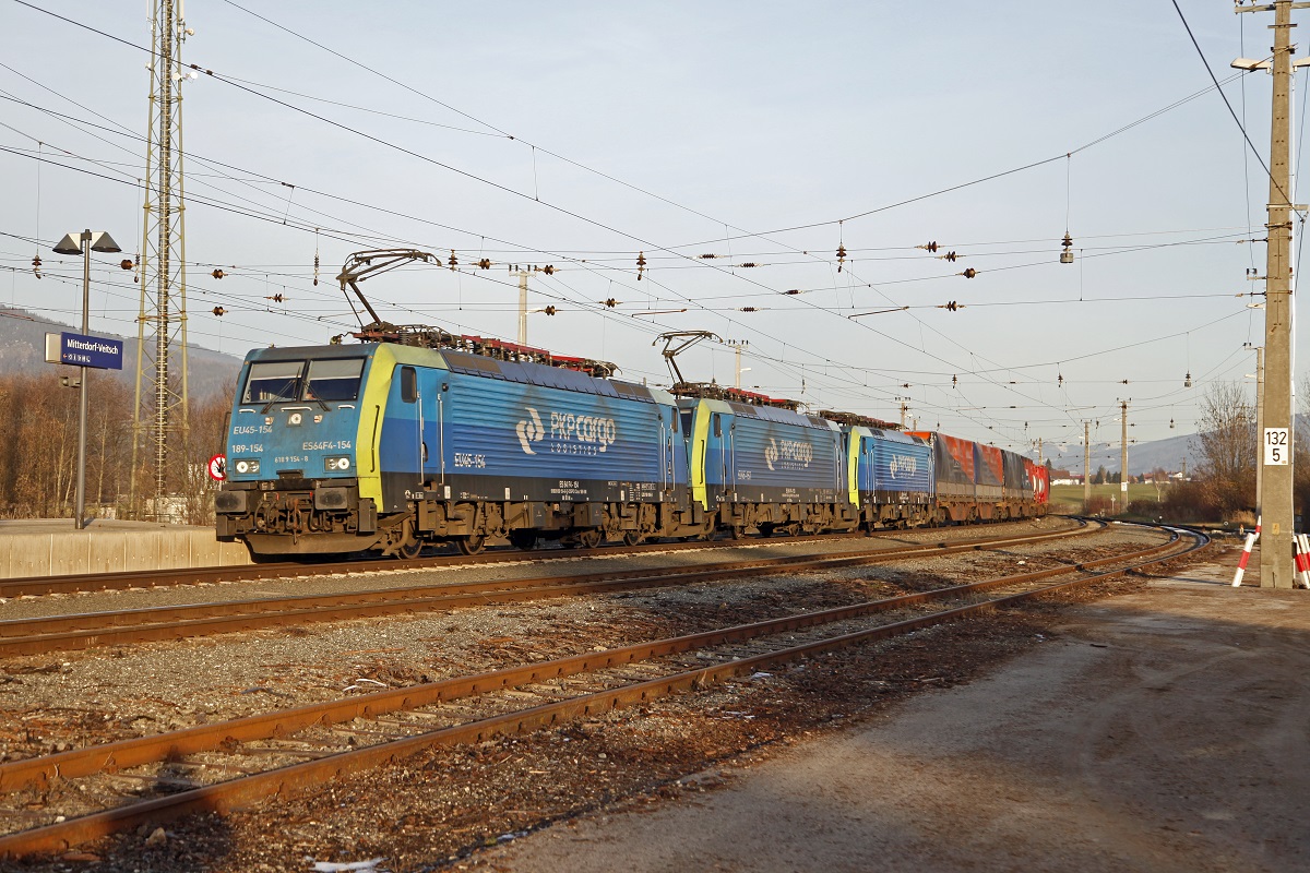 Am 3.12.2013 hatte der Zug 40505 ausnahmsweise drei Loks an der Zugspitze. Neben der 189 154 und 189 153 wurde die 189 542 noch kalt mitgeschleppt. Zu sehen ist dieses seltene Gespann im Bahnhof Mitterdorf-Veitsch.