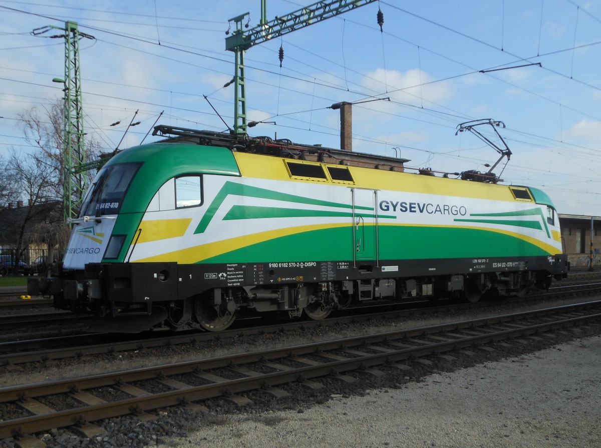 Am 3.12.2014 wurde die Taurus-Lokomotive der Cargoabteilung der Raaberbahn, die kurz zuvor von MRCE angemietet worden war, auf dem Bahnhof von Sopron (Ödenburg) der Öffentlichkeit präsentiert, wenige Tage später konnte ich sie bei gutem Wetter ebendort in idealer Position ablichten. Das in den GySEV-Farben gehaltene äußere Erscheinungsbild kann als durchaus gelungen bezeichnet werden; aufgenommen am 9.12.2014.