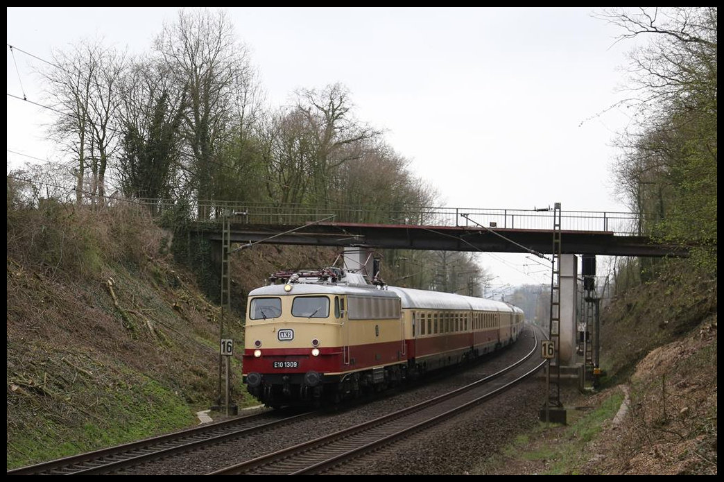 Am 31.3.2019 war der AKE Rheingold von Koblenz nach Hamburg Altona unterwegs. Um 9.26 Uhr erreichte er mit Zuglok E 10 1309 den Ortsrand von Hasbergen.