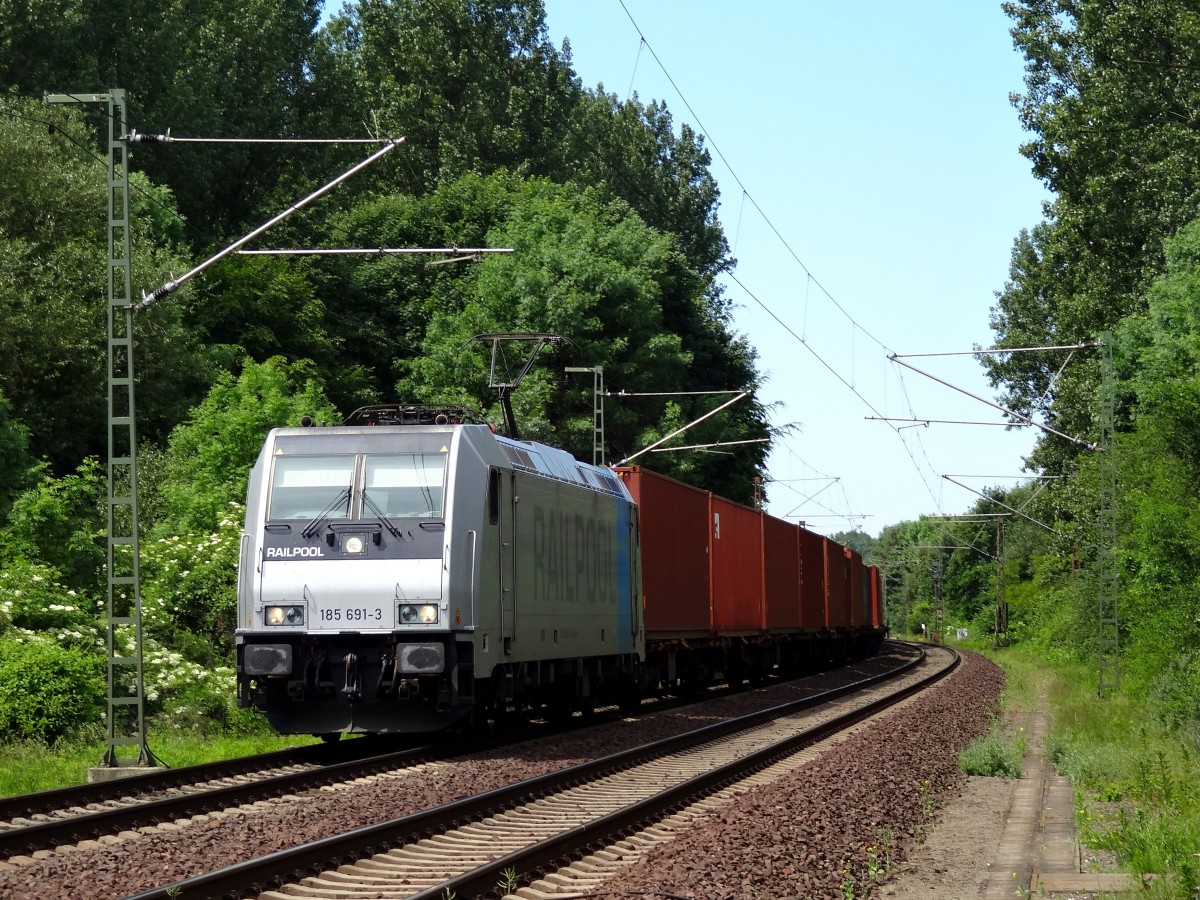 Am 31.5.14 kam 185 691 mit einem Seekistenzug über die GUB von Hannover gefahren. 
Der Zug fährt weiter in Richtung Hamburg, nimmt aber nicht den üblichen Weg über Verden sondern fährt über Lehrte zu seinem Ziel.
Aufgenommen an der Kanalbrücke von Anderten Misburg. 