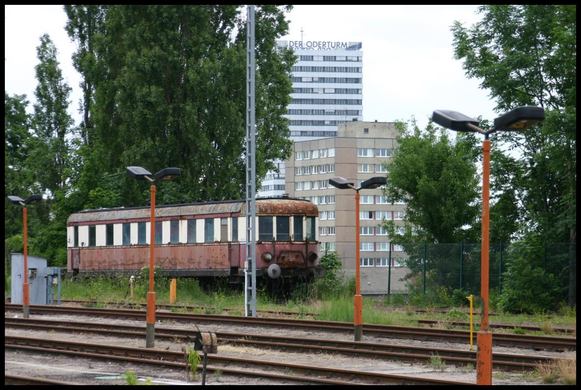 Am 31.5.2007 stand noch dieser ehemalige DRG Reichsbahn Beiwagen im Bahnhof Frankfurt an der Oder. Leider konnte ich keine Nummer des Fahrzeugs erkennen. Vielleicht kann da ja ein Insider mal weiter helfen und Ergänzungen machen.