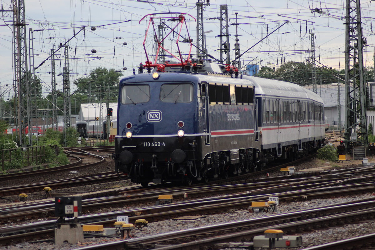 Am 31.5.2016 war 110 469-4 unterwegs mit ihrem Leerpark aus Bonn nach Köln