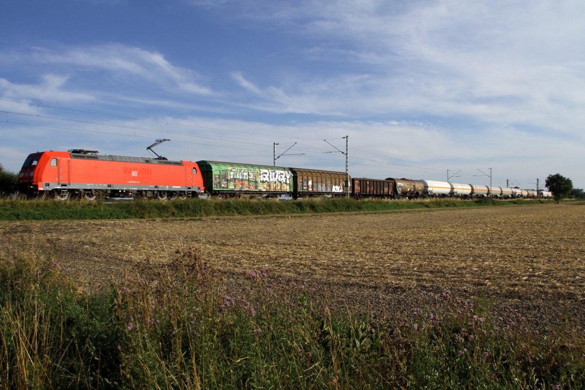 Am 31.7.2015 bei Pulling kommt der Container Zug mit Graffiti.