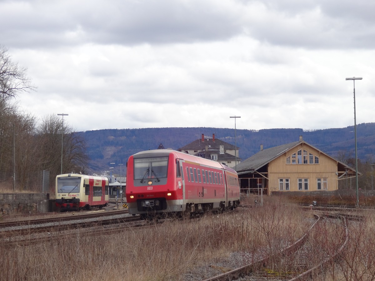 Am 3.3.14 war 611 544/044 als IRE von Aulendorf nach Stuttgart Hbf unterwegs.
Hier verlässt er gerade den Bahnhof Hechingen, während sich der VT217 auf den Regen vorbereitet. 